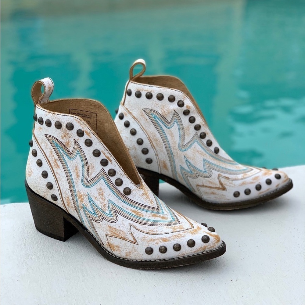 Circle G Corral White Studs Bootie NWOT